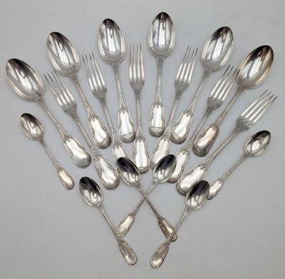 un ensemble de cuillères et de fourchettes en argent disposées en cercle