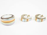 trois paires de boucles d'oreilles ornées de rayures colorées sur un fond blanc