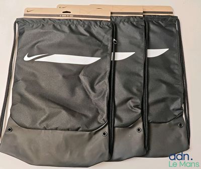 un sac sur lequel sont dessinés deux yeux