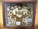 une photo d'une photo représentant un crâne et des fleurs dans un cadre-vitrine