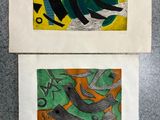 deux tableaux représentant un poisson et un oiseau posés sur une table
