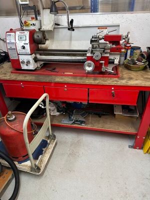 une machine posée sur un établi dans un garage