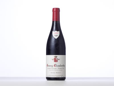 une bouteille de vin rouge posée sur une table