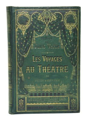 un livre vert avec des lettres dorées sur la couverture