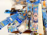 un tas d'objets divers posés sur une table