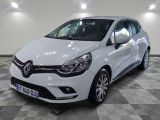 la voiture blanche est garée sur un sol en damier dans le garage