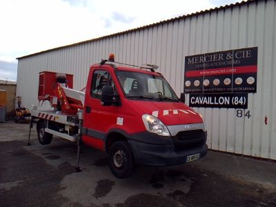 un camion rouge garé devant un bâtiment