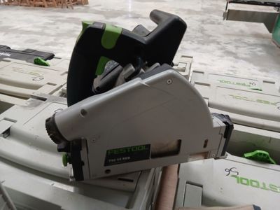 quelqu'un utilise une scie circulaire pour couper une pièce de bois