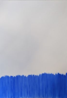 peindre un mur avec de la peinture bleue dans une pièce blanche
