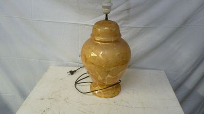 une lampe posée sur une table