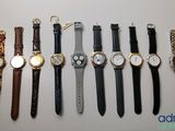 plusieurs types de montres sont alignés sur une table