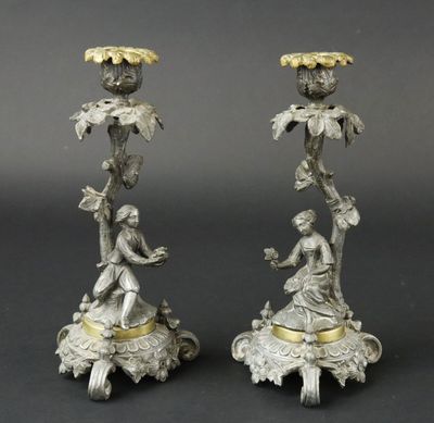 paire de bougeoirs en argent et en or ornés de personnages et de fleurs