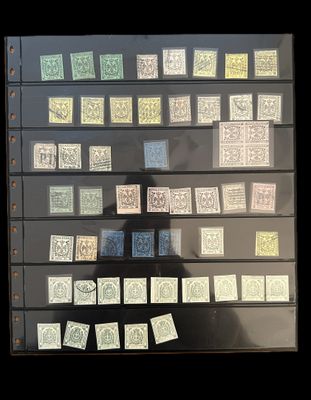 une photo d'une collection de timbres accrochée au mur
