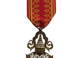 une image d'une médaille avec un ruban rouge sur fond blanc