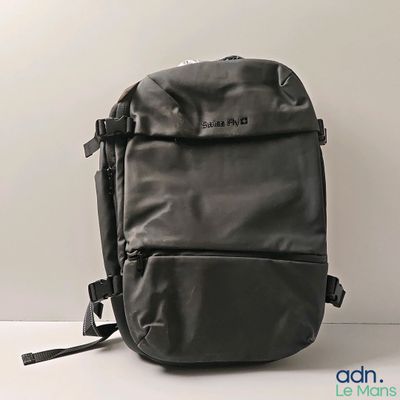 un sac à dos posé sur une table