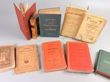 plusieurs vieux livres sont alignés sur une table