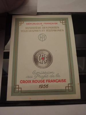 un menu de restaurant sur lequel figure l'image d'une horloge