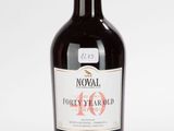 une bouteille de vin posée sur une table