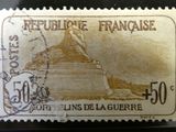 un gros plan d'un timbre sur lequel figure l'image d'une statue