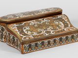 une boîte marron et blanche posée sur une surface blanche