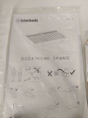 une photo d'une photo représentant un clavier et d'autres objets