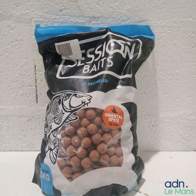 un sac de nourriture pour poissons posé sur un comptoir