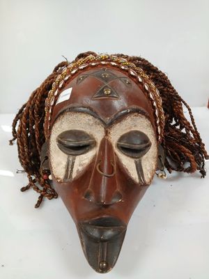 Masque décoratif bois polychrome cauris et corne - Photo 1