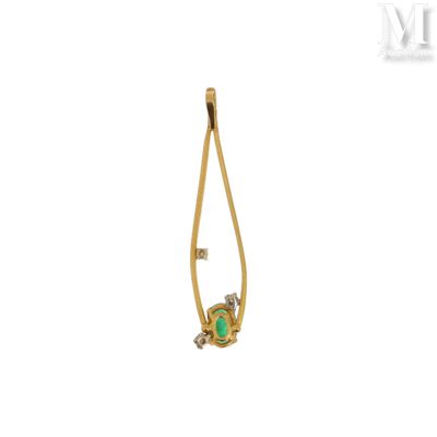 un gros plan d'un pendentif en forme de diamant vert et blanc sur fond blanc