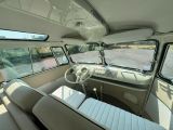 une vue de l'intérieur d'une voiture depuis le siège du conducteur