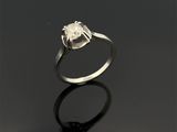 gros plan d'une bague en argent sur une surface noire