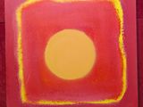 une peinture représentant un carré orange et jaune sur fond rouge