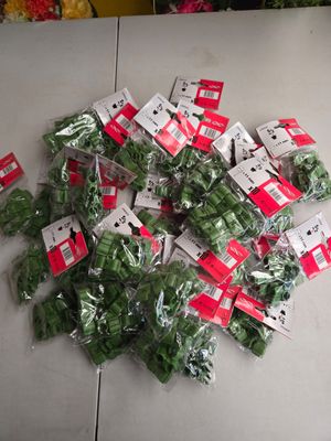 un tas de légumes verts posés sur une table