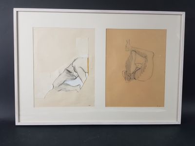 deux dessins encadrés représentant un homme et une femme assis sur un canapé