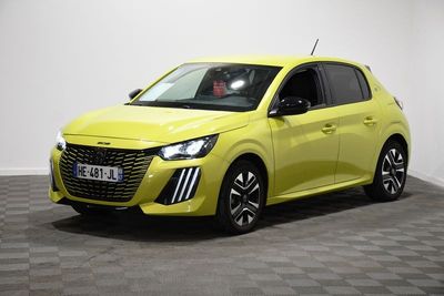 une voiture jaune est garée dans une pièce au sol en damier
