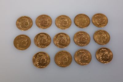 gros plan d'un paquet de pièces d'or sur une surface blanche