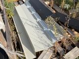 un toit qui a été arraché d'un bâtiment