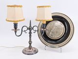 deux lampes posées sur une table avec une assiette