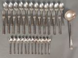 beaucoup de cuillères en argent et de cuillères sur la table