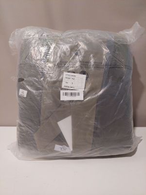 un sac de vêtements posé sur une table