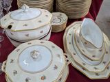 plusieurs assiettes et tasses sur une table avec une nappe rouge