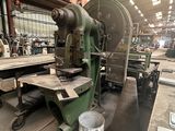 une grande machine installée dans un bâtiment