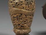 trois types de vases différents avec des motifs sur une surface grise