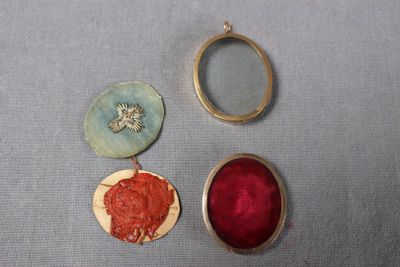 trois bijoux posés sur une table l'un à côté de l'autre