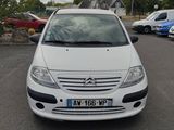 la petite voiture blanche est garée dans le parking