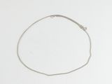 un gros plan d'un bracelet à chaîne en argent orné d'un cœur