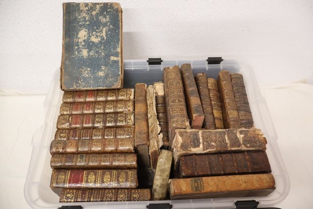 Lot d’ouvrages du 18° siècle dont livres religieux, médecine, géo...
