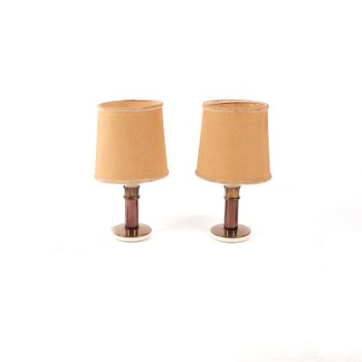 une paire de lampes avec des abat-jours de chaque côté, posées sur une surface blanche