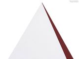 une pyramide en papier rouge et blanc sur fond blanc