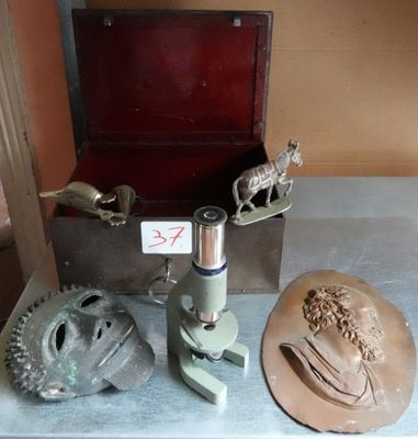 COFFRE en métal avec son contenu : - Photo 1