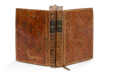 un vieux livre ouvert, laissant apparaître un autre livre sur lequel est glissé un marque-page